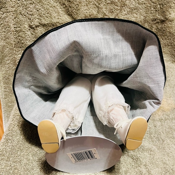 Heritage Mint Ltd. Collection vintage porcelain doll. - Picture 6 of 7